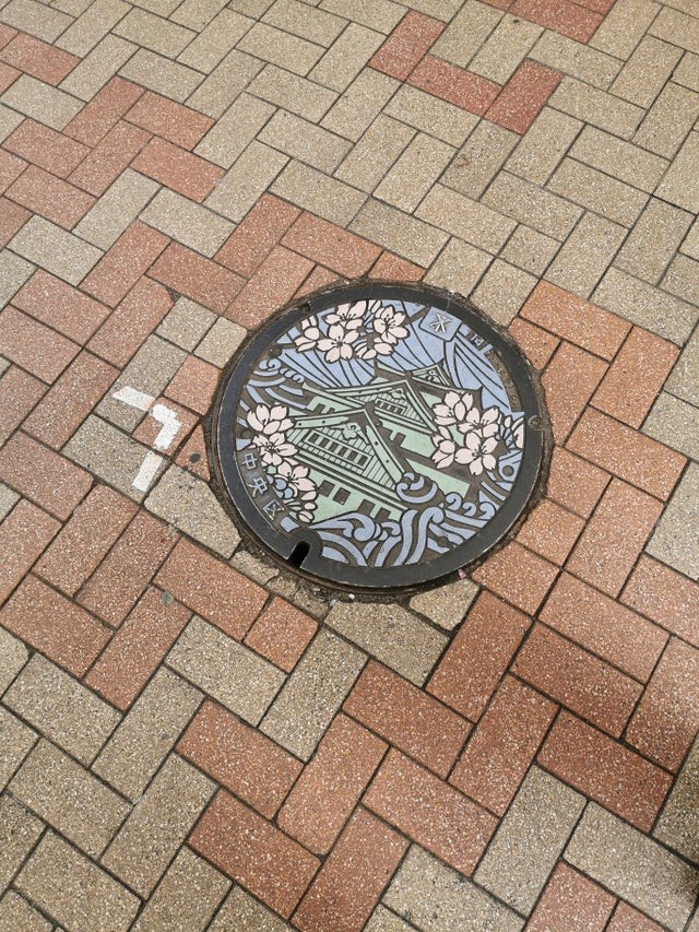 7. Qui a dit que les plaques d'égout devaient être tristes et banales ? Dans cette ville japonaise, ils sont 100% artistiques !