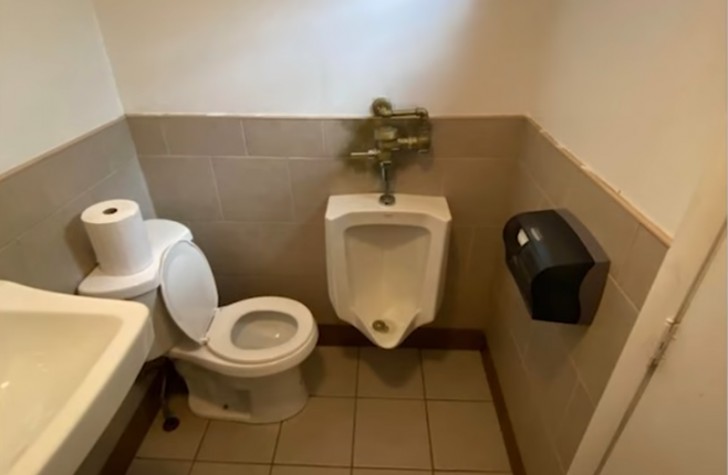 14. Toilette und Urinal sind zu nahe beieinander platziert. Kurz gesagt, es ist schwierig, beides zu verwenden.