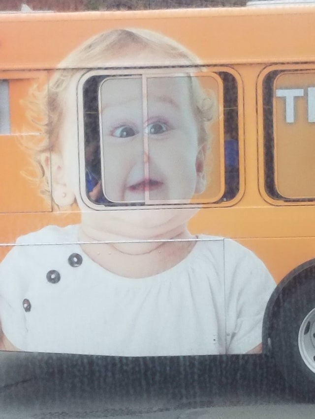 3. Le dessin de ce bus est-il intentionnel ? Nous imaginons que oui puisque les yeux de l'enfant suivent le mouvement de la fenêtre.