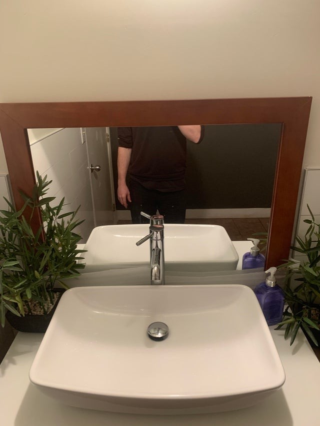 9. Le concepteur en question n'a pas compris que, dans les salles de bains, le miroir est généralement utilisé pour regarder le visage et non le torse ou les mains.