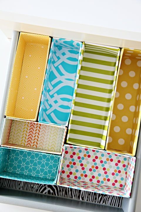 10. Piccoli contenitori di cartone rivestiti con carta o stoffa colorata per far ordine in qualsiasi cassetto