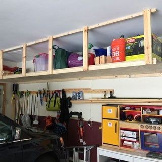 5. Nel garage o qualsiasi altro spazio destinato a ripostiglio, si può sfruttare il soffitto con ripiani come questi