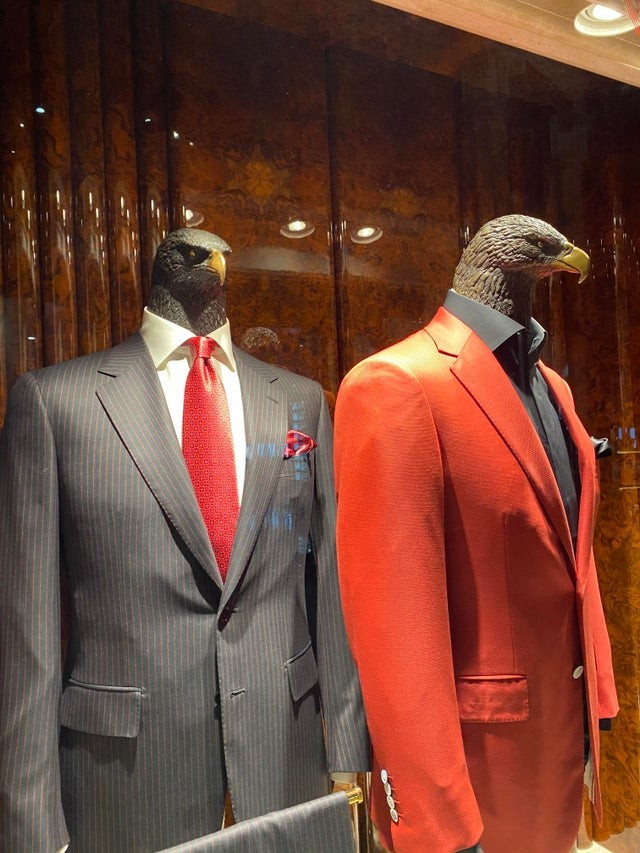 4. Le logo du magasin est un aigle, alors pourquoi ne pas l'"humaniser" avec ces mannequins ?
