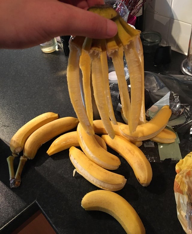 10. Quest'uomo, una volta preso in mano il casco di banane, ha immortalato questa scena: dovrà mangiarle tutte in fretta prima che si rovinino.