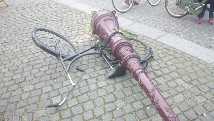 15. Comme c'est souvent le cas, il avait attaché son vélo à un lampadaire, mais ce n'était peut-être pas le choix le plus approprié.