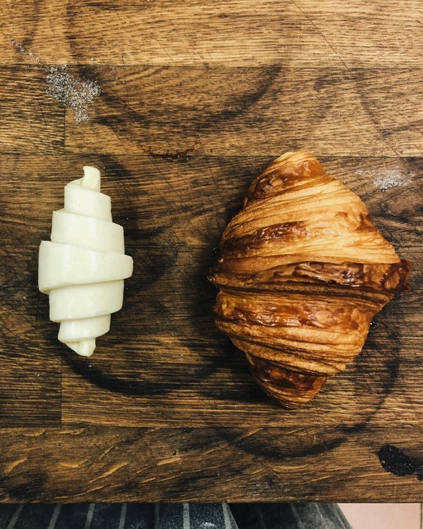 14. Questa foto confronta il croissant crudo e il croissant cotto: una testimonianza della magia compiuta dalla giusta combinazione di ingredienti.
