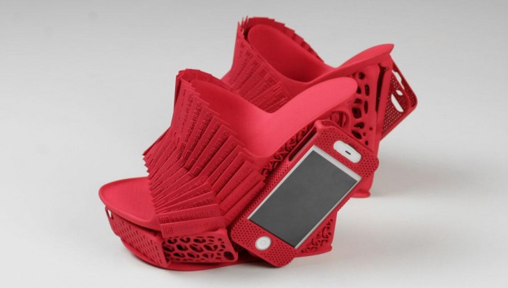 ¿Porqué una mujer debería comprar un par de zapatos con un soporte para el celular?