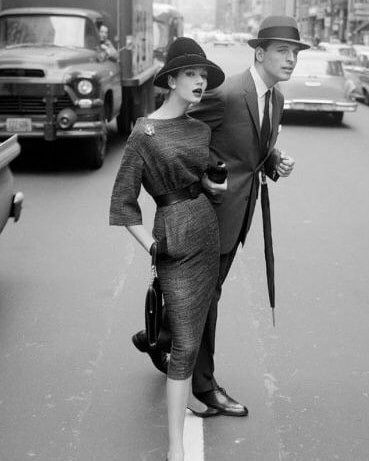 13. Negli anni '50 le donne indossavano guanti e cappello praticamente con ogni outfit...