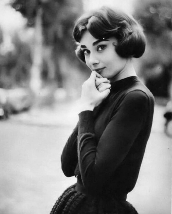 9. Audrey Hepburn era già un esempio di spontaneità ed eleganza nel 1957