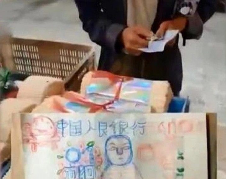 A homeless man always pays with fake banknotes he draws himself: a generous shopkeeper decides to "accept them" - 2