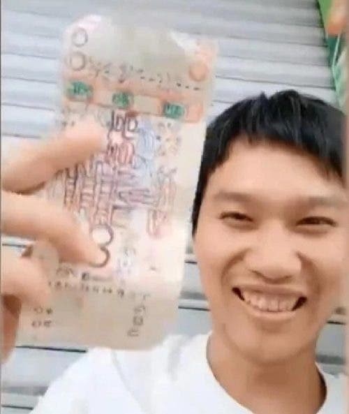 A homeless man always pays with fake banknotes he draws himself: a generous shopkeeper decides to "accept them" - 4