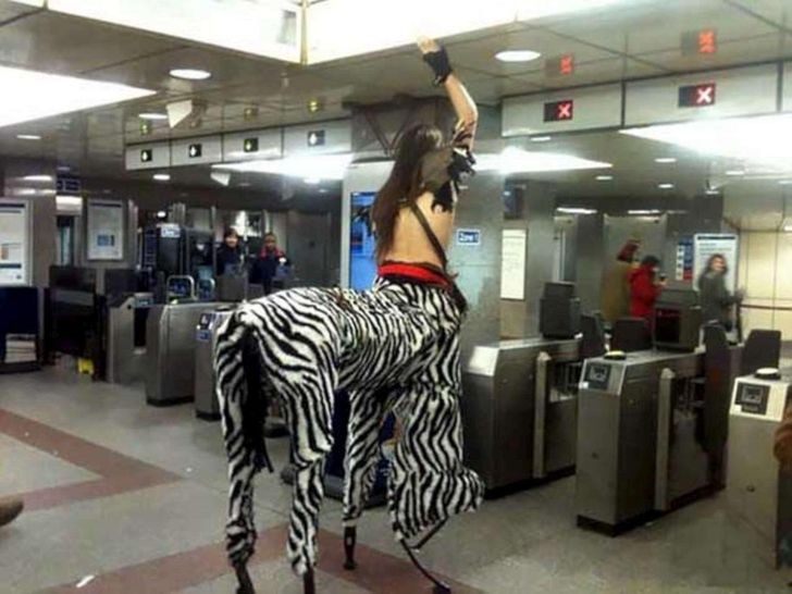 1. Dieser Mann ist im Begriff, die U-Bahn zu nehmen, und er sieht ein bisschen wie ein Zebra und ein bisschen wie ein Zentaur aus. Warum sich Gedanken darüber machen, was die Leute denken?