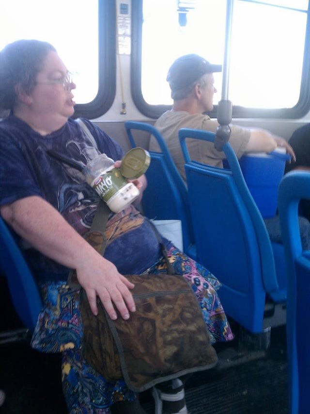 14. Die Frau im Bus verspürte einen plötzlichen Hunger. Warum nicht ein großes Glas Mayonnaise öffnen?