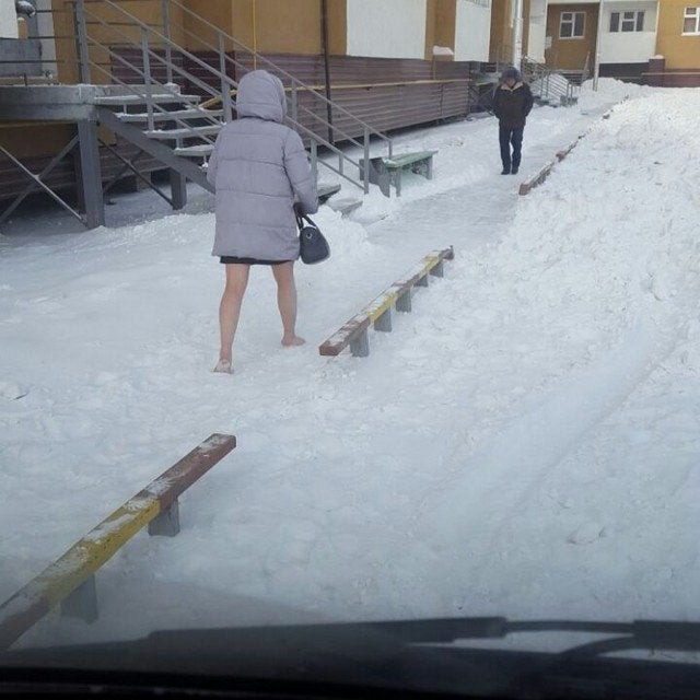2. Es ist mitten im Winter, der Schnee liegt hoch und es scheint wirklich kalt zu sein, aber offensichtlich spürt die Frau das nicht!