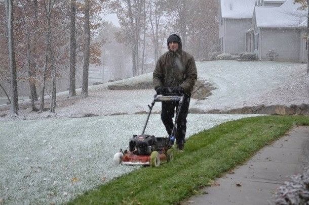 5. La température ne semble pas être agréable, mais cet homme doit absolument tondre la pelouse !