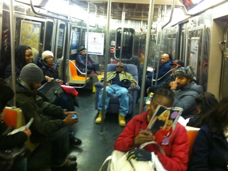 6. Les lunettes de soleil et l'expression satisfaite : dans le métro, il ne pouvait y avoir de siège plus confortable que le sien.