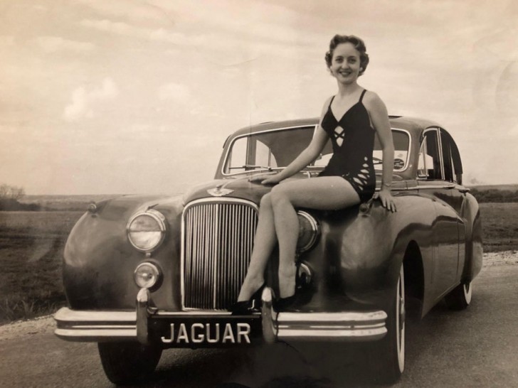 17. 1947: Diese Großmutter, die auf der Motorhaube eines Jaguars posiert, ist wirklich cool!