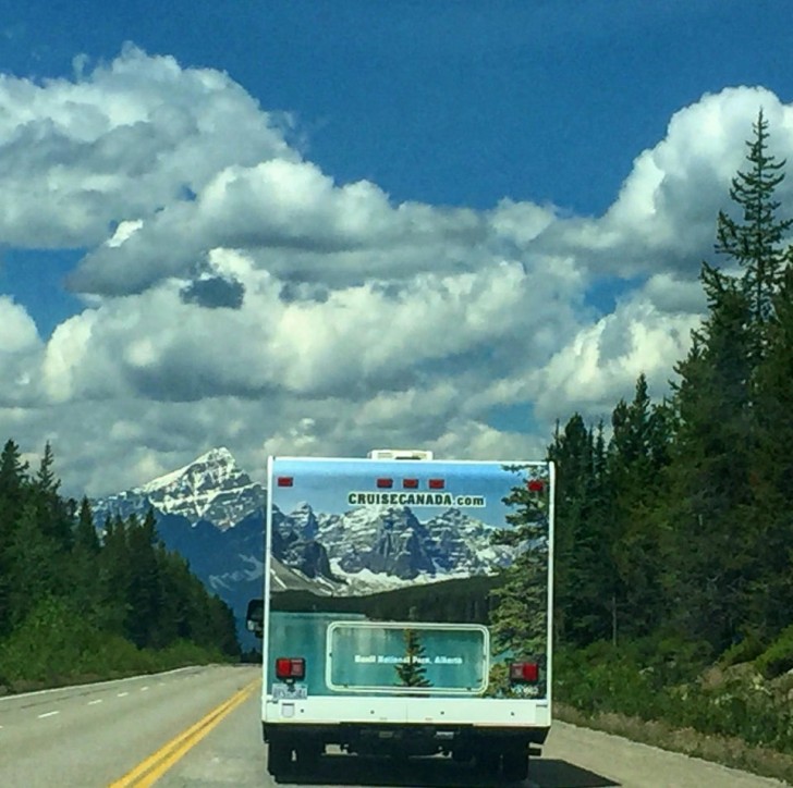 11. Les montagnes et les arbres s'alignent parfaitement avec ce camping-car sur l'autoroute : la vue est tout à fait la même.