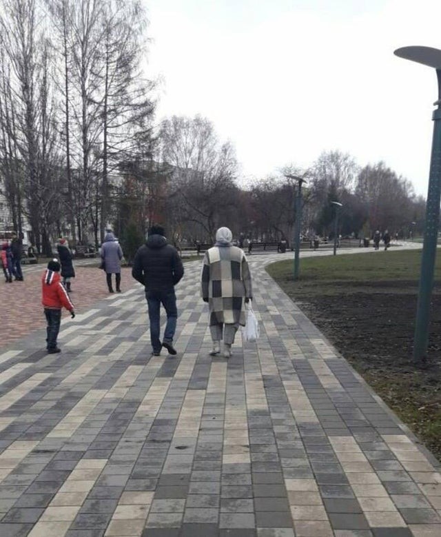 13. Le manteau de cet homme fait parfaitement écho aux lignes et aux couleurs du trottoir : s'agit-il d'une coïncidence délibérée ?