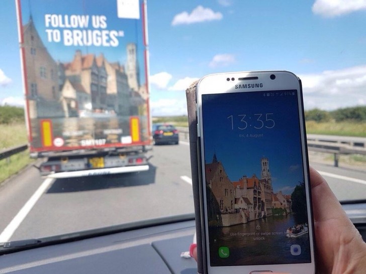 17. Dieser Mann bemerkte, dass das Hintergrundbild auf seinem Telefon identisch mit dem des vor ihm fahrenden LKWs ist.