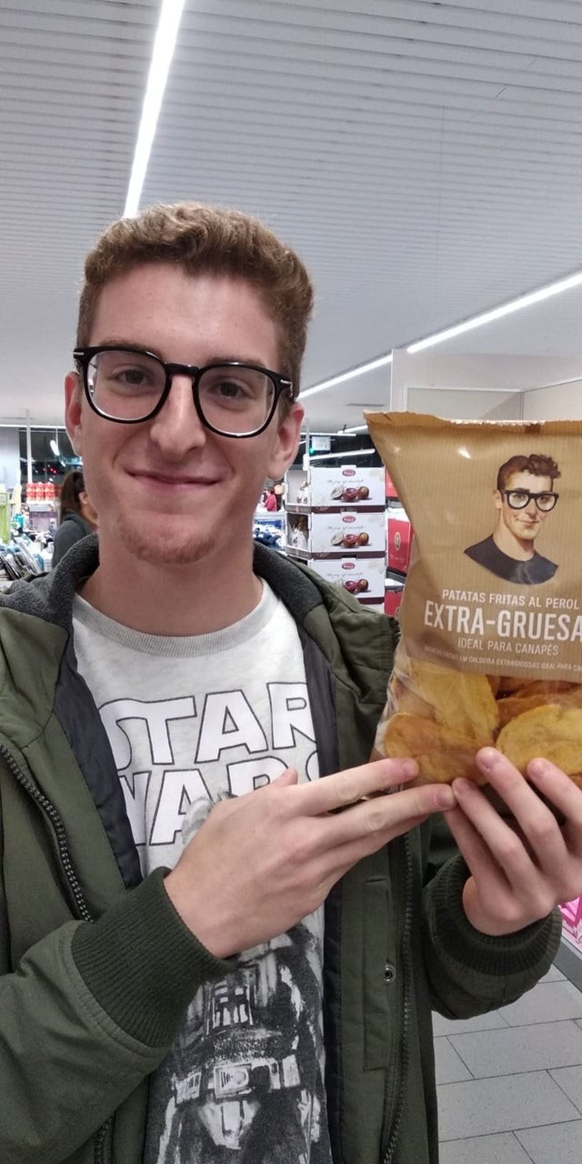 2. Questo ragazzo ha ritrovato un volto simile al suo su un sacchetto di patatine: siamo sicuri che sia proprio una coincidenza?