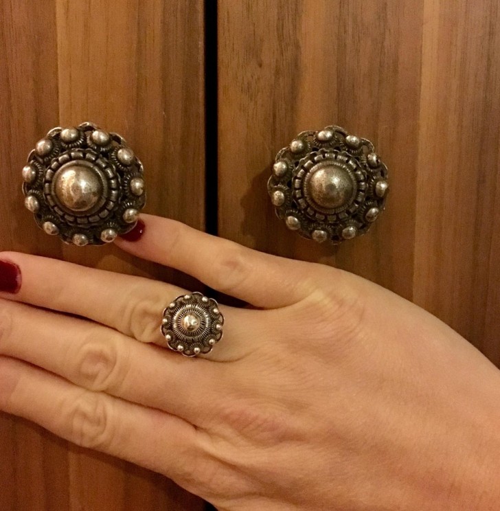 5. Le maniglie dell'armadio di un hotel sono identiche all'anello che indossa la donna. Una coincidenza incredibile!