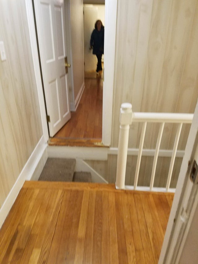 1. Questa rampa di scale fuori da una porta è stata costruita pensando a cosa? Chi esce dalla stanza deve stare ben attento.