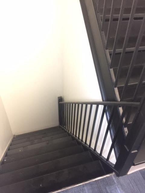 8. Ces escaliers ne mènent à rien non plus : vous descendez chaque marche et vous arrivez face à un mur.