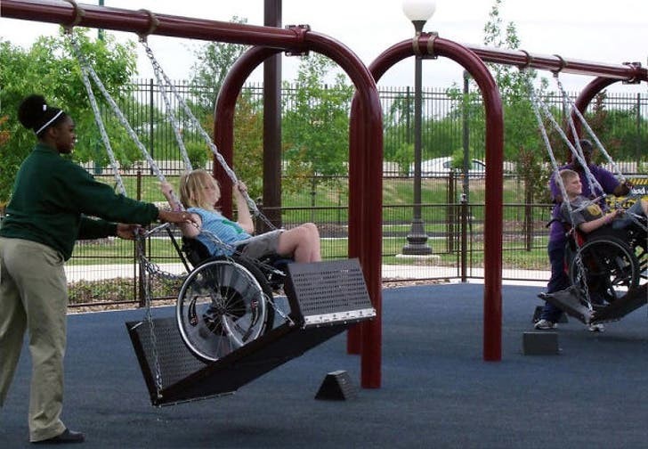 Une balançoire faite exclusivement pour les plus jeunes enfants à mobilité réduite ; eux aussi ont le droit de s'amuser !