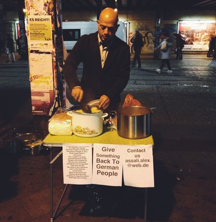 En syrisk flykting lagar mat till tyska hemlösa för att tacka den europeiska nationen för att ha tagit emot honom.