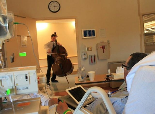 En pojke spelar fiol för att underhålla patienter på ett vårdhem