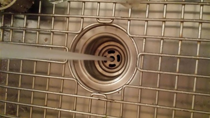 Strålen med vatten från kranen slutar perfekt i mitten av röret i diskbänken: en millimeter precision.