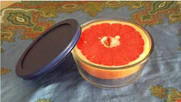 Halva apelsinen passade perfekt i glasbehållaren: det verkar nästan som att dimensionen var uträknad från början.