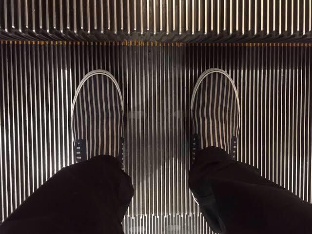 13. Diese Schuhe spiegeln perfekt die Linien der Rolltreppen wider: eine Zufälligkeit, die uns zufrieden stellt.