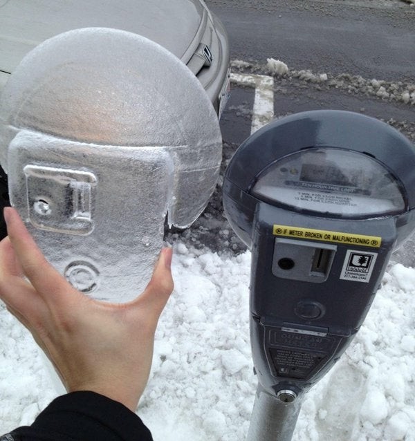 Isen har fått en perfekt form av parkeringsmätaren: den smälter snabbt, men innan dess tar vi ett kort på den.