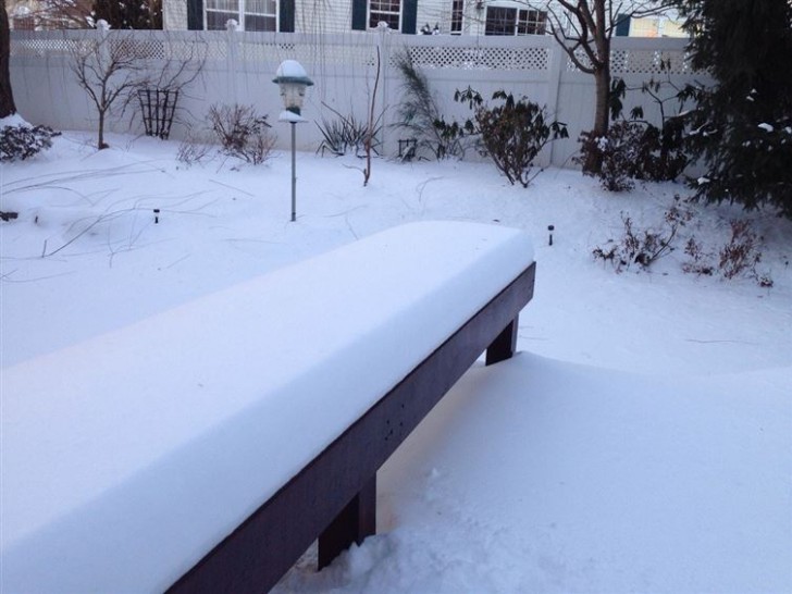 På den här bänken har snön lagt sig i ett geometrisk perfekt täcke: en fröjd för ögat.