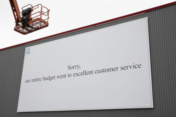 15. "Excusez-nous: nous avons dépensé tout notre budget pour un excellent service client" : génial, il n'y a plus rien à ajouter !
