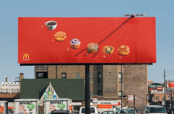 16. Questa pubblicità di McDonald's ti indica, come una meridiana, a che ora puoi mangiare cosa, proiettandoci sopra la tipica "M"