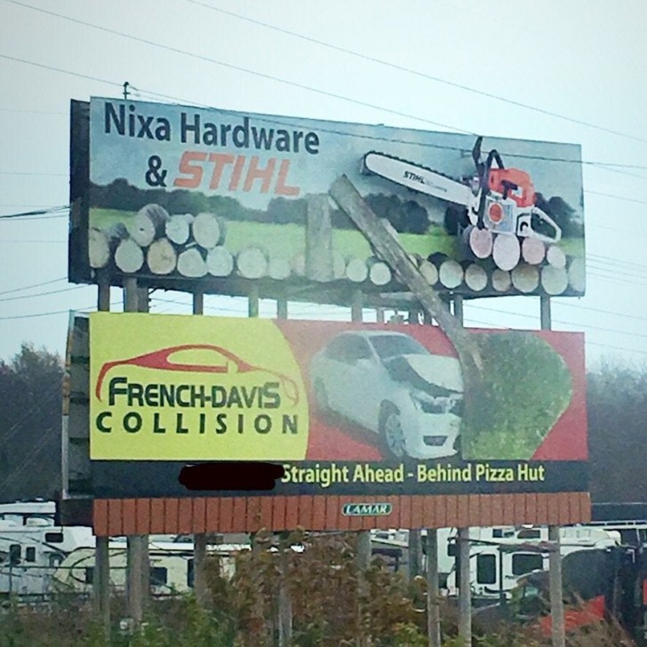 En motorsåg som sågar trädet och en bil som kör in i det, täckt av försäkringsbolaget: den perfekta reklamkombinationen!