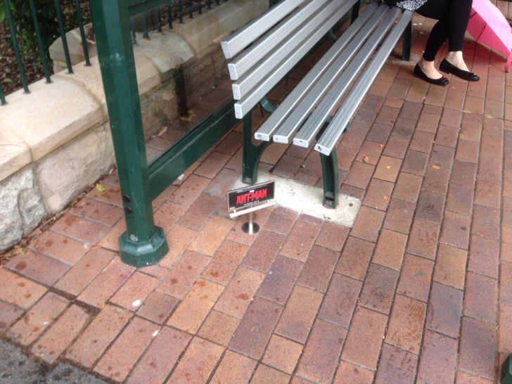 Reklamen av Ant-Man på marken vid busshållplatsen lyckas verkligen med sin uppgift!