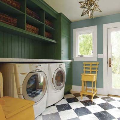 1. In het beste geval is er een muur beschikbaar voor meubels met handige planken voor boven de wasmachine
