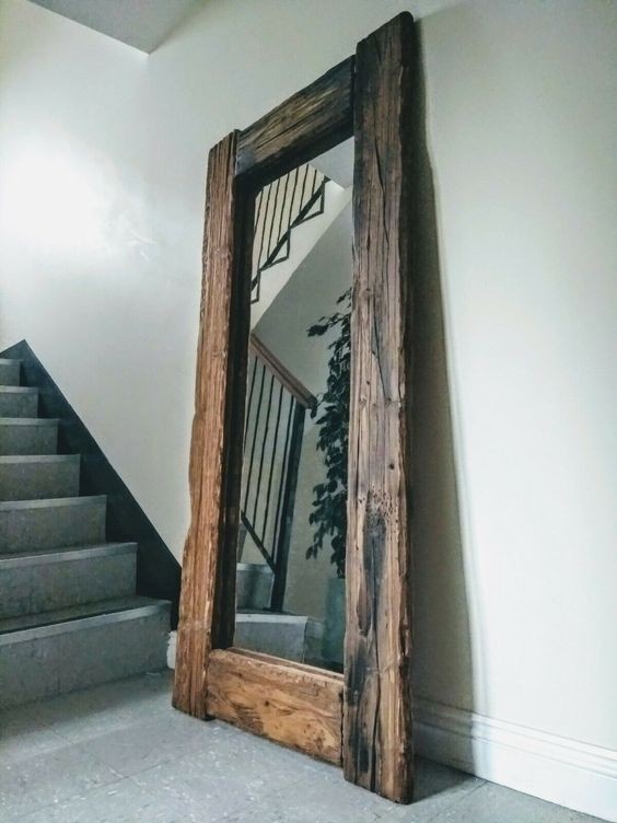 6. Una vecchia porta o finestra in legno può ospitare uno specchio da terra di grande impatto, oppure si può ricreare l'effetto con legno di recupero