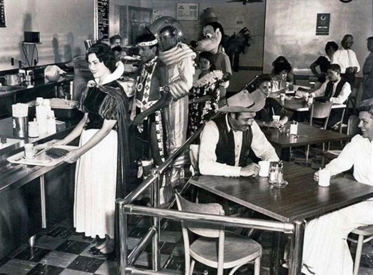 10. La foto immortala gli impiegati della Disney in caffetteria: chiacchierano, si godono la pausa e indossano ancora i loro costumi.