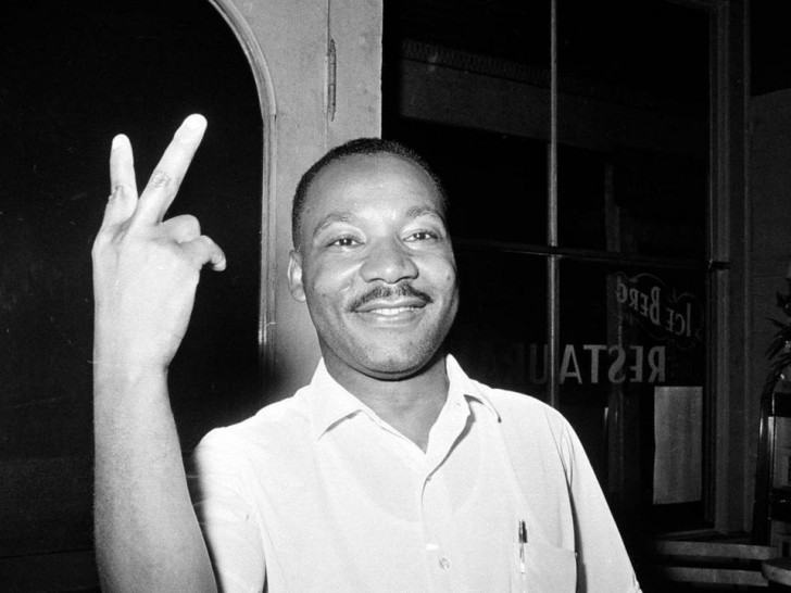 11. 19 juin 1964 : Martin Luther King Jr. fait un geste après avoir appris que la loi sur les droits civils avait été adoptée par le Sénat.