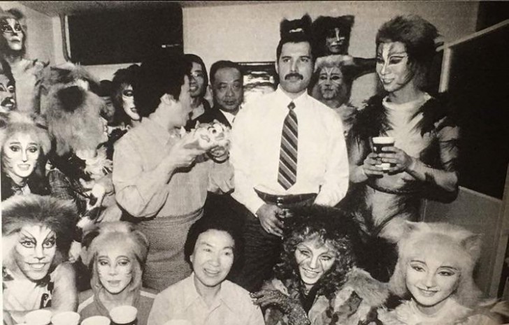 13. Nous sommes en 1986 et Freddie Mercury, en voyage au Japon, assiste à une production japonaise d'une comédie musicale.
