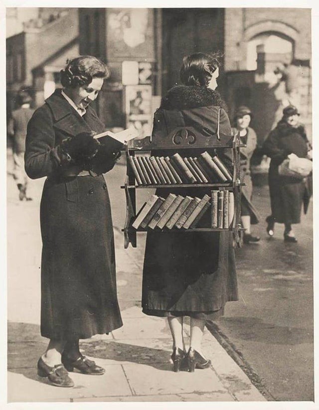 14. Nous sommes en 1930 et la photo montre une bibliothèque ambulante à Londres : dans la rue, il était possible de s'arrêter pour consulter un livre.