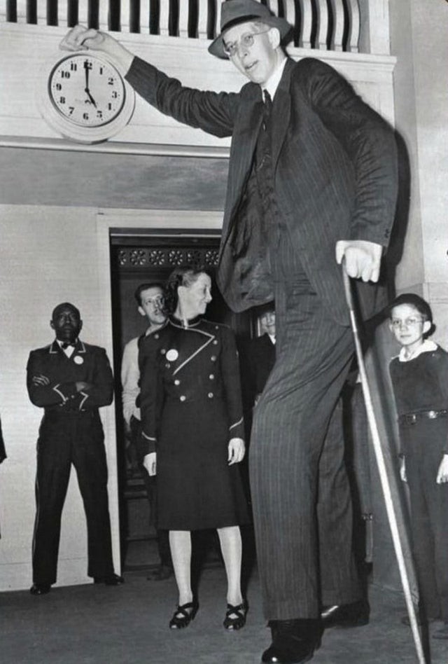 3. La photo a été prise en 1939 et représente Robert Wadlow, également connu comme le géant de l'Illinois : c'était la personne la plus grande de l'histoire.
