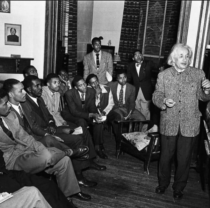 4. Nous sommes en 1946 et Albert Einstein est à l'université de Lincoln, où il donne des cours à une classe d'étudiants.