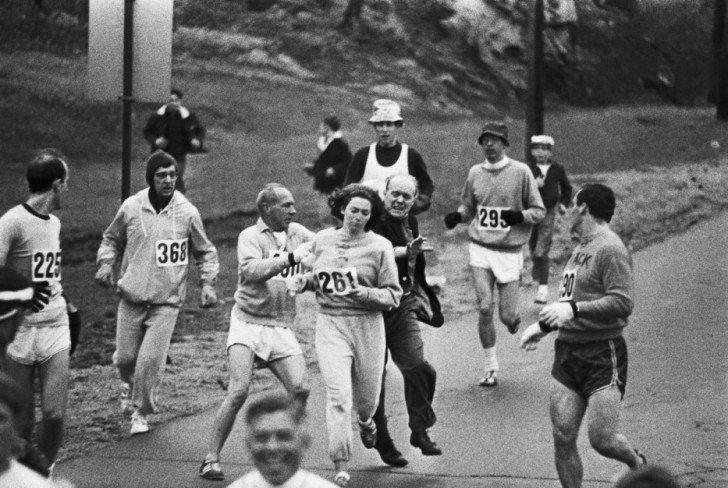 7. 1967 : les organisateurs de la course tentent d'empêcher Kathrine Switzer de participer au marathon de Boston. Elle est devenue la première femme à terminer la course.
