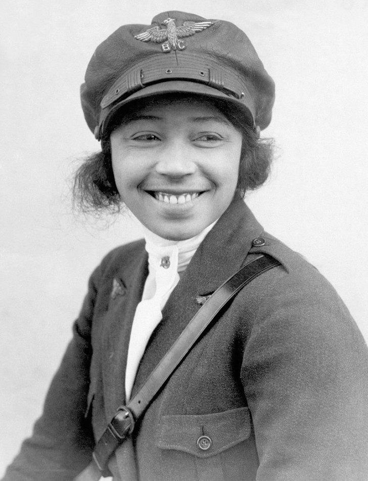 2. Bessie Coleman (1892-1926) : elle a été la première Afro-Américaine à obtenir une licence de pilote internationale.